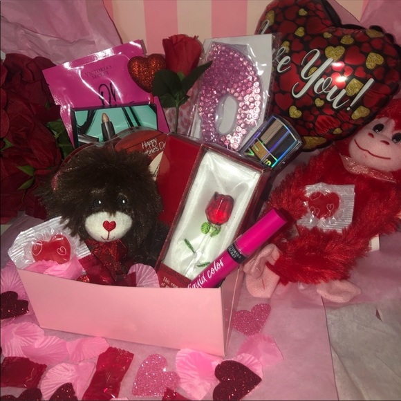 DELUXE Victoria’s Secret Valentine’s Day gift - Picture 4 of 6